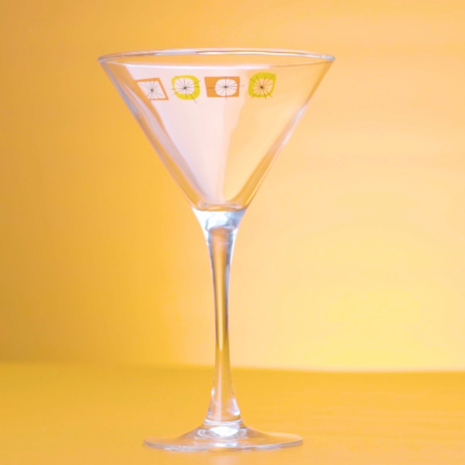Stupell Industries ホリデー カクテル 杯 & ゴブレット ホワイト フレームプリント ガラス下デザイン Atomic Martini Glass - Orange Yellow